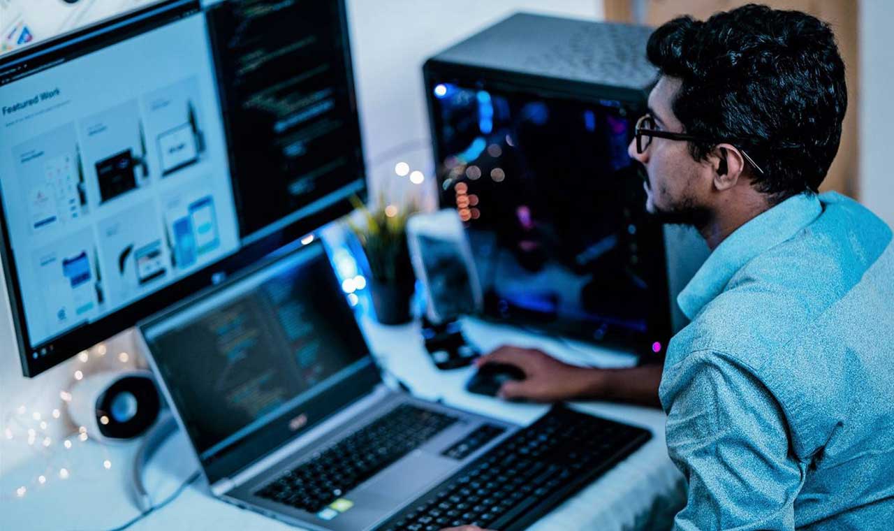 A freelancer sitting on his desk, working. 